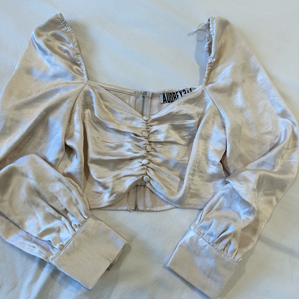 NWT Champagne/cream sweetheart crop top with sleeves